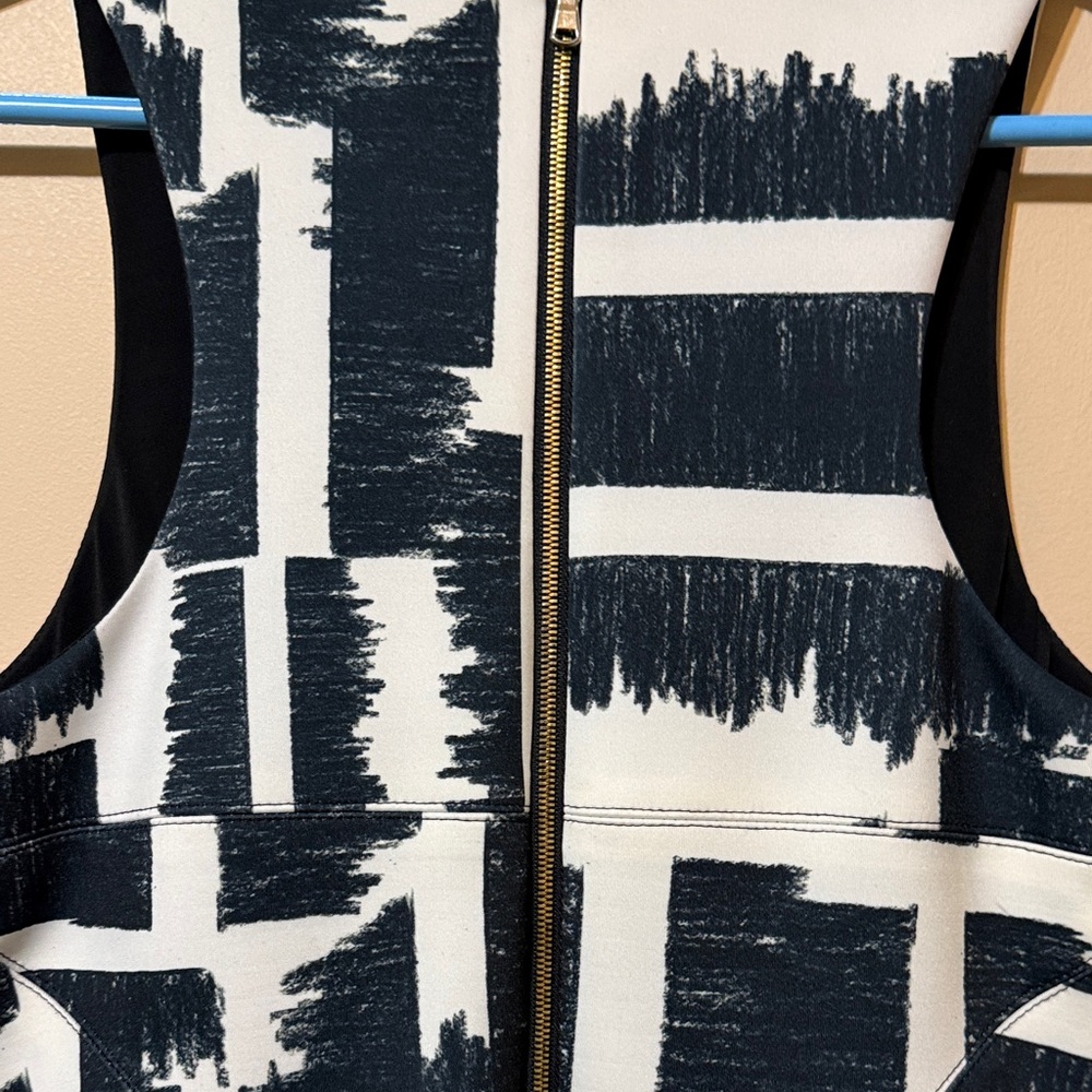 Hunter Bell Hannah Scuba Dress - Black & White Abstract - Size 8 - Picture 9 of 11